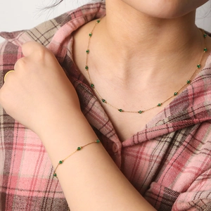 Conjunto de collar y pulsera de cadena dorada con cuentas de piedra natural verde