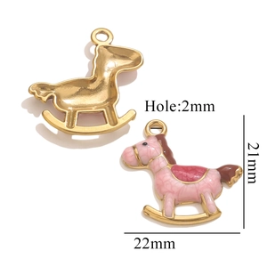 Détail du pendentif cheval à bascule en émail rose avec dimensions 21mm x 22mm pour bijoux