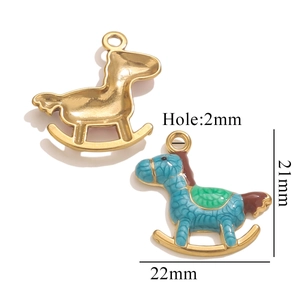 Détail du pendentif cheval à bascule en émail avec trou de 2mm et fini bleu
