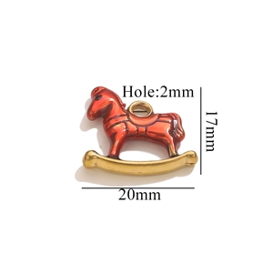Vue détaillée d'un pendentif cheval à bascule rouge avec base dorée et dimensions 20x17mm