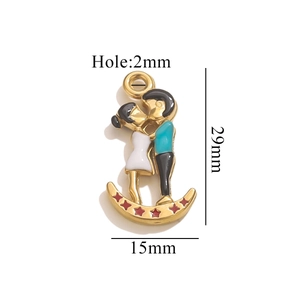 Détail du pendentif couple lune en acier 29x15mm avec trou de 2mm pour création bijoux