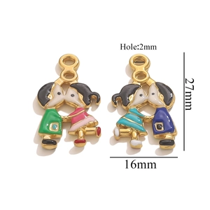 Détail montrant les dimensions des pendentifs émaillés couple avec trou de 2 mm