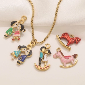 Pendentifs colorés en émail cheval à bascule et dessin animé sur chaîne dorée