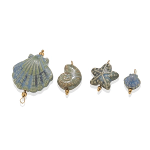 Colgantes de porcelana azul con forma de concha y detalles metálicos dorados