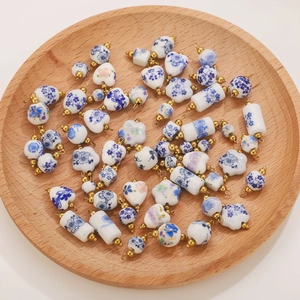 Pendenti in ceramica blu e bianca con anelli dorati per la creazione di gioielli fai-da-te