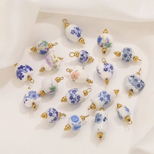 Pendenti in porcellana bianca e blu con motivi floreali e anelli in metallo dorato