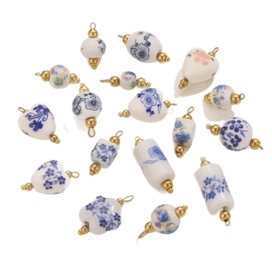 Set di ciondoli in ceramica blu e bianca con cappucci dorati per creazione gioielli