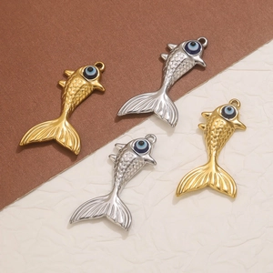 Ciondoli carpa koi vintage in acciaio con intarsio malocchio in oro e argento