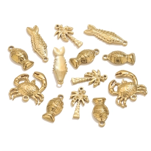 Detailliertes Set aus 12 goldenen Edelstahl-Anhängern mit Fisch, Krabbe und Kokosbaum