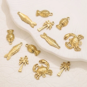 Goldene Edelstahl-Anhänger mit Fisch Krabbe und Kokospalme Motiven für Schmuck