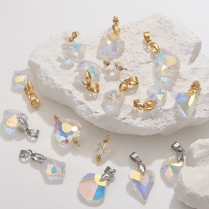 Dettaglio di ciondoli in cristallo iridescente a forma di cuore e stella con gancio