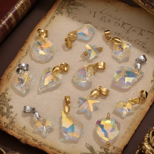 Mix di ciondoli in cristallo iridescente a forma di cuore e stella con ganci in metallo