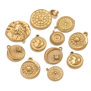 Colgantes celestiales de acero inoxidable dorado con motivos de sol luna y estrellas