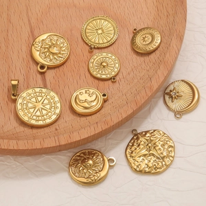Detalle macro de colgantes de joyería celestial sol luna y estrellas en acero inoxidable dorado