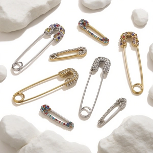 Broches épingles à nourrice élégantes avec strass multicolores en or et argent sur pierre