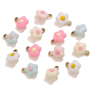 Mini colgantes de flores de cinco pétalos coloridos en acero inoxidable bañado en oro 18k