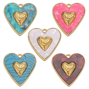 Lot de cinq pendentifs en forme de cœur plaqués or 18 carats avec résine colorée pour bijoux