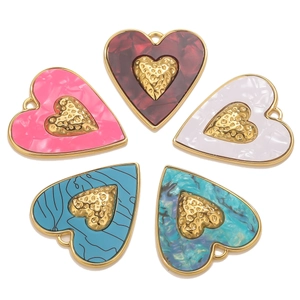 Lot de pendentifs cœurs en cinq couleurs, plaqué or 18k avec détails martelés et émail