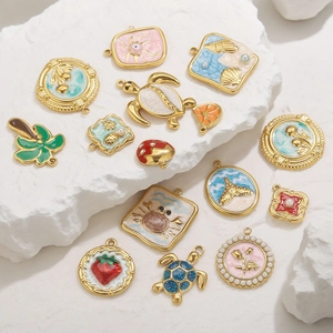Bunte Emaille-Anhänger mit Schildkröte und Erdbeere auf weißem Stein für DIY-Schmuck