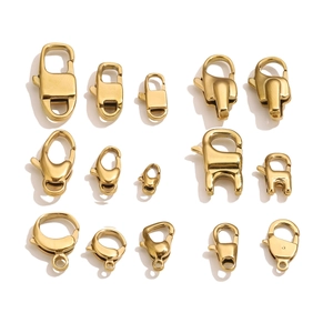 Vue macro de 13 fermoirs mousquetons en acier inoxydable doré pour création de bijoux
