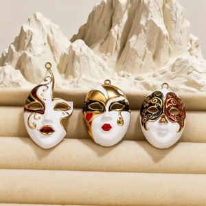 Tre ciondoli creativi a maschera dell'Opera di Pechino in acciaio inox con smalto dorato