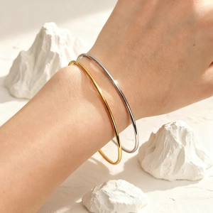Brazaletes apilables minimalistas de acero de titanio en oro y plata para mujer