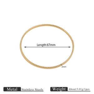 Vista detallada de un brazalete fino de 2mm en acero dorado con diámetro de 67mm