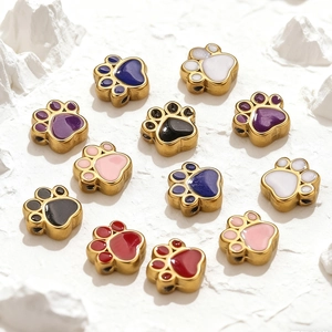 Μακροεντολή λεπτομέρεια από πολύχρωμες χάντρες πατούσας με χρυσή επίστρωση για βραχιόλια