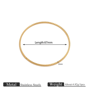 Dibujo técnico que muestra el diámetro de 67mm y el ancho de 2mm del brazalete de acero oro