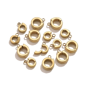 Makroansicht von goldfarbenen Edelstahl-Federringen in verschiedenen Größen für DIY-Schmuck