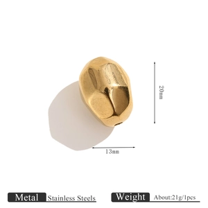 Vue macro d'une perle irrégulière en acier doré 18K mesurant 20x13mm pour bijoux
