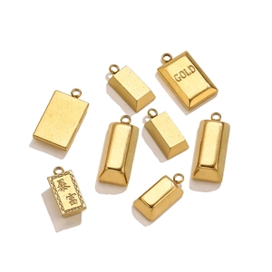 Détails macro des pendentifs en acier doré avec gravures GOLD et caractères chinois