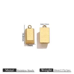 Vue détaillée du pendentif lingot d'or rectangulaire avec dimensions et informations de poids