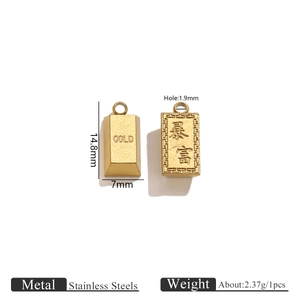 Vue détaillée montrant les dimensions du lingot GOLD et des pendentifs plaqués or