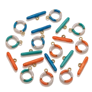 Gros plan sur des fermoirs à bascule OT marbrés et colorés pour bijoux DIY