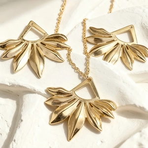 Goldene fächerförmige Halskette mit strahlendem Blattanhänger im Bohemian-Stil