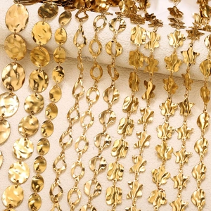 Unregelmäßige goldene Edelstahlketten mit Stern- und Scheibenmotiven im Hammerschlagdesign