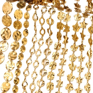 Handgefertigte Edelstahlkette mit unregelmäßigen Goldsternen und Hammerschlag-Anhängern
