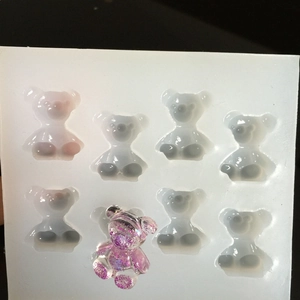 Moule en silicone à 8 cavités mini ours pour bijoux DIY avec un ours rose fini