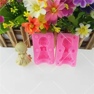 Dettaglio macro dello stampo per angelo 3D in silicone rosa e candela finita decorativa