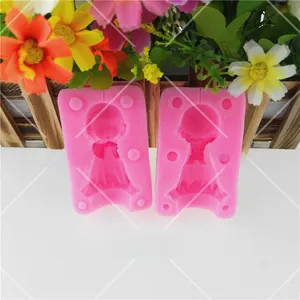 Vista ravvicinata degli stampi in silicone angelo 3D rosa per torte e artigianato