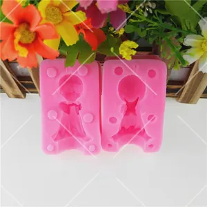 Vista macro degli stampi in silicone rosa per decorazioni di torte fondant angelo bambino