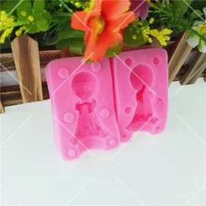 Vista macro dello stampo in silicone per ragazza 3D con fiocco per sapone e torte