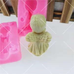 Dettaglio dello stampo in silicone angelo 3D con ali e decorazione finita