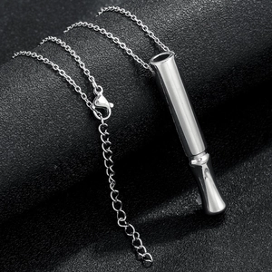 Collar de respiración consciente de acero inoxidable pulido sobre cuero negro