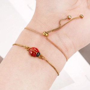 Verstellbares goldenes Box-Kettenarmband mit rotem Emaille-Marienkäfer-Anhänger und Kristallen