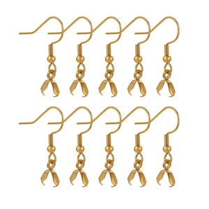Nahaufnahme von zehn goldenen Ohrhaken aus Edelstahl mit Clipverschluss für DIY-Schmuck