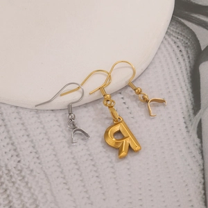Poliertes Edelstahl Ohrhaken Set mit goldenem Buchstaben R Anhänger für DIY Schmuck