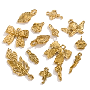 Vue détaillée de divers pendentifs DIY en acier inoxydable doré, motifs nœud et aile