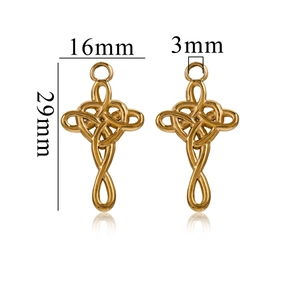 Colgante cruz de nudo celta en acero dorado con dimensiones 29mm de alto y 16mm de ancho
